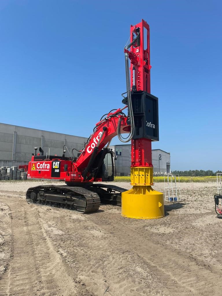 cat 390 f_16